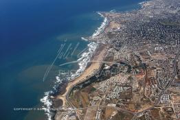 Image du Maroc Professionnelle de  Sur cette image réalisée le 10 Octobre 2009, nous offre une magnifique vue sur le littoral de Casablanca de la plage Aïn Diab à La Mosquée Hassan II en passant par le phare d'el Hank. Ce qui est regrettable c'est le manque d'espaces verts hormis les deux taches de verdure : Le Golf d'Anfa en haut à droite et Sindibad au centre, l'image, Samedi 10 Octobre 2009. (Photo / Abdeljalil Bounhar)